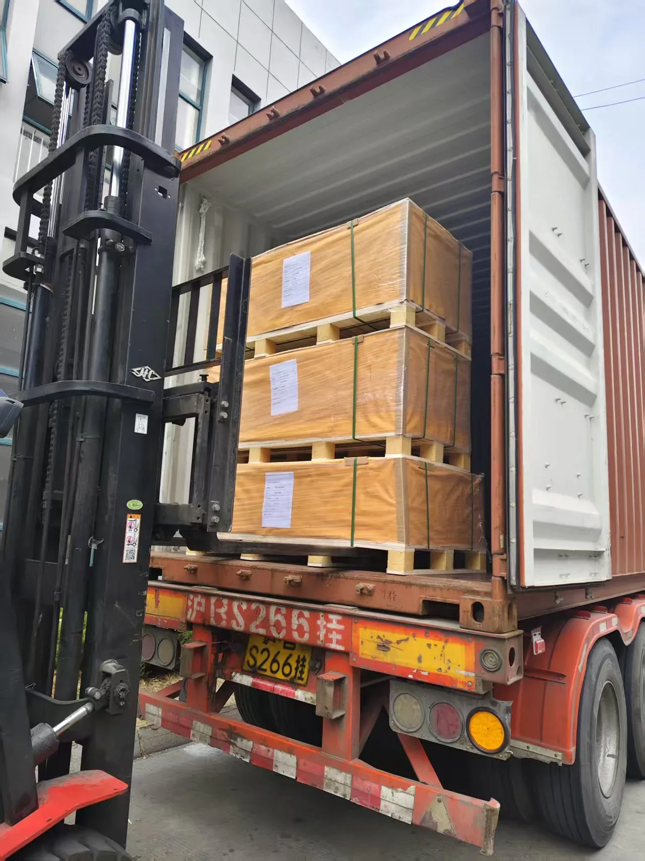 Palletized template material cases loaded in a 40ft container for sea freight